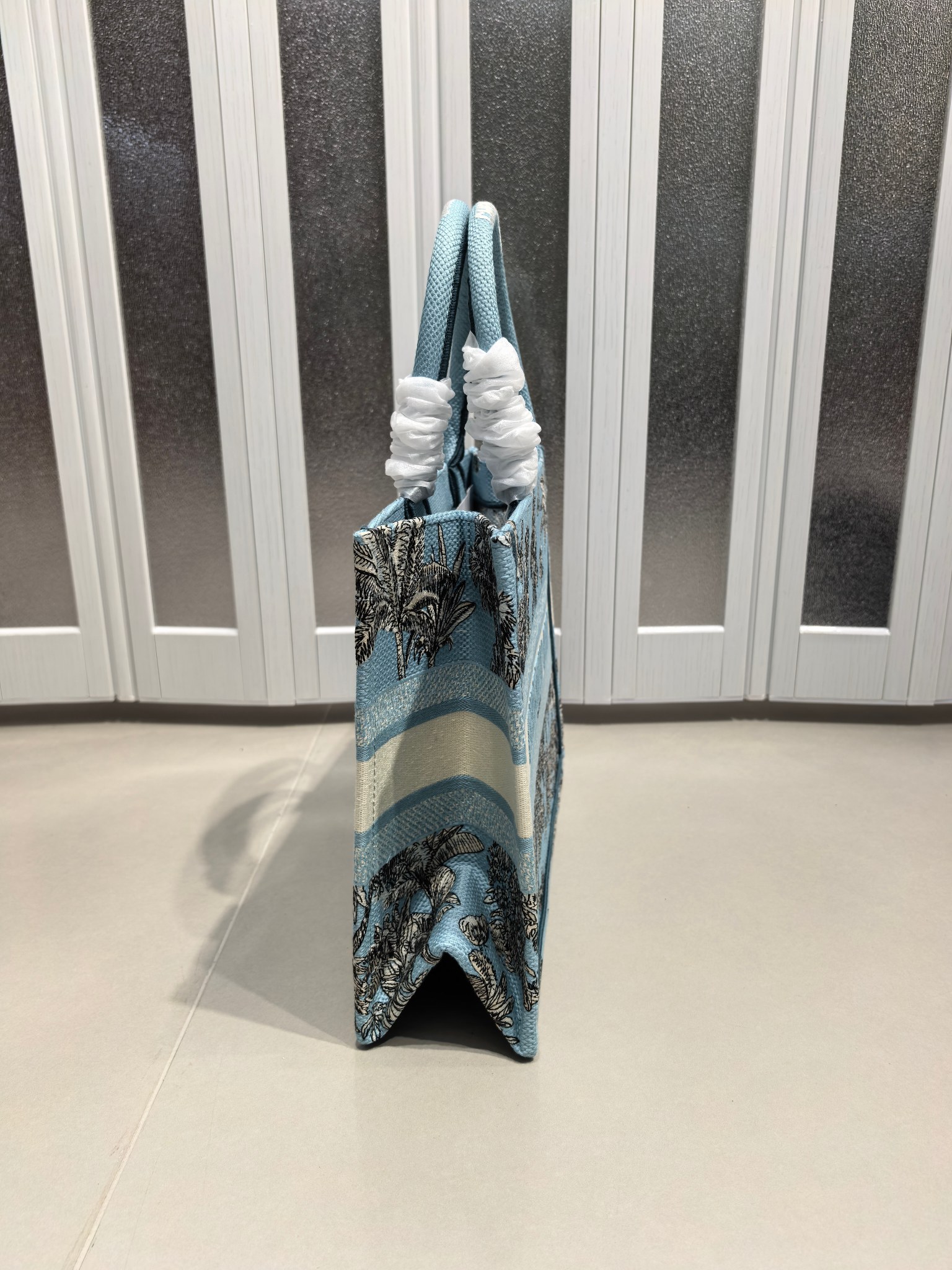 Book Tote 手袋由 Dior 女装创意总监玛丽亚·嘉茜娅·蔻丽 (Maria Grazia Ch