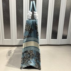 Book Tote 手袋由 Dior 女装创意总监玛丽亚·嘉茜娅·蔻丽 (Maria Grazia Ch Book Tote 手袋由 Dior 女装创意总监玛丽亚·嘉茜娅·蔻丽 (Maria Grazia Ch