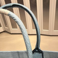Book Tote 手袋由 Dior 女装创意总监玛丽亚·嘉茜娅·蔻丽 (Maria Grazia Ch Book Tote 手袋由 Dior 女装创意总监玛丽亚·嘉茜娅·蔻丽 (Maria Grazia Ch