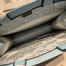 Book Tote 手袋由 Dior 女装创意总监玛丽亚·嘉茜娅·蔻丽 (Maria Grazia Ch Book Tote 手袋由 Dior 女装创意总监玛丽亚·嘉茜娅·蔻丽 (Maria Grazia Ch