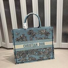 Book Tote 手袋由 Dior 女装创意总监玛丽亚·嘉茜娅·蔻丽 (Maria Grazia Ch Book Tote 手袋由 Dior 女装创意总监玛丽亚·嘉茜娅·蔻丽 (Maria Grazia Ch