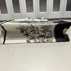 Book Tote 手袋由 Dior 女装创意总监玛丽亚·嘉茜娅·蔻丽 (Maria Grazia Ch Book Tote 手袋由 Dior 女装创意总监玛丽亚·嘉茜娅·蔻丽 (Maria Grazia Ch