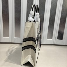 Book Tote 手袋由 Dior 女装创意总监玛丽亚·嘉茜娅·蔻丽 (Maria Grazia Ch Book Tote 手袋由 Dior 女装创意总监玛丽亚·嘉茜娅·蔻丽 (Maria Grazia Ch