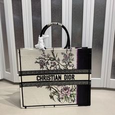 Book Tote 手袋由 Dior 女装创意总监玛丽亚·嘉茜娅·蔻丽 (Maria Grazia Ch Book Tote 手袋由 Dior 女装创意总监玛丽亚·嘉茜娅·蔻丽 (Maria Grazia Ch