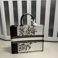 Book Tote 手袋由 Dior 女装创意总监玛丽亚·嘉茜娅·蔻丽 (Maria Grazia Ch Book Tote 手袋由 Dior 女装创意总监玛丽亚·嘉茜娅·蔻丽 (Maria Grazia Ch