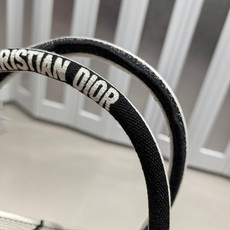 Book Tote 手袋由 Dior 女装创意总监玛丽亚·嘉茜娅·蔻丽 (Maria Grazia Ch Book Tote 手袋由 Dior 女装创意总监玛丽亚·嘉茜娅·蔻丽 (Maria Grazia Ch