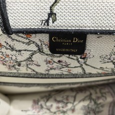 Book Tote 手袋由 Dior 女装创意总监玛丽亚·嘉茜娅·蔻丽 (Maria Grazia Ch Book Tote 手袋由 Dior 女装创意总监玛丽亚·嘉茜娅·蔻丽 (Maria Grazia Ch
