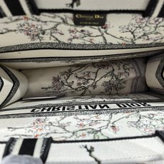 Book Tote 手袋由 Dior 女装创意总监玛丽亚·嘉茜娅·蔻丽 (Maria Grazia Ch Book Tote 手袋由 Dior 女装创意总监玛丽亚·嘉茜娅·蔻丽 (Maria Grazia Ch