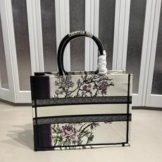 Book Tote 手袋由 Dior 女装创意总监玛丽亚·嘉茜娅·蔻丽 (Maria Grazia Ch Book Tote 手袋由 Dior 女装创意总监玛丽亚·嘉茜娅·蔻丽 (Maria Grazia Ch