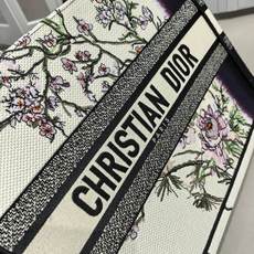 Book Tote 手袋由 Dior 女装创意总监玛丽亚·嘉茜娅·蔻丽 (Maria Grazia Ch Book Tote 手袋由 Dior 女装创意总监玛丽亚·嘉茜娅·蔻丽 (Maria Grazia Ch