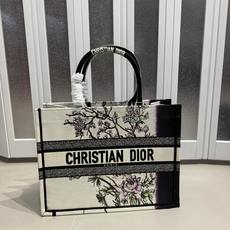 Book Tote 手袋由 Dior 女装创意总监玛丽亚·嘉茜娅·蔻丽 (Maria Grazia Ch Book Tote 手袋由 Dior 女装创意总监玛丽亚·嘉茜娅·蔻丽 (Maria Grazia Ch