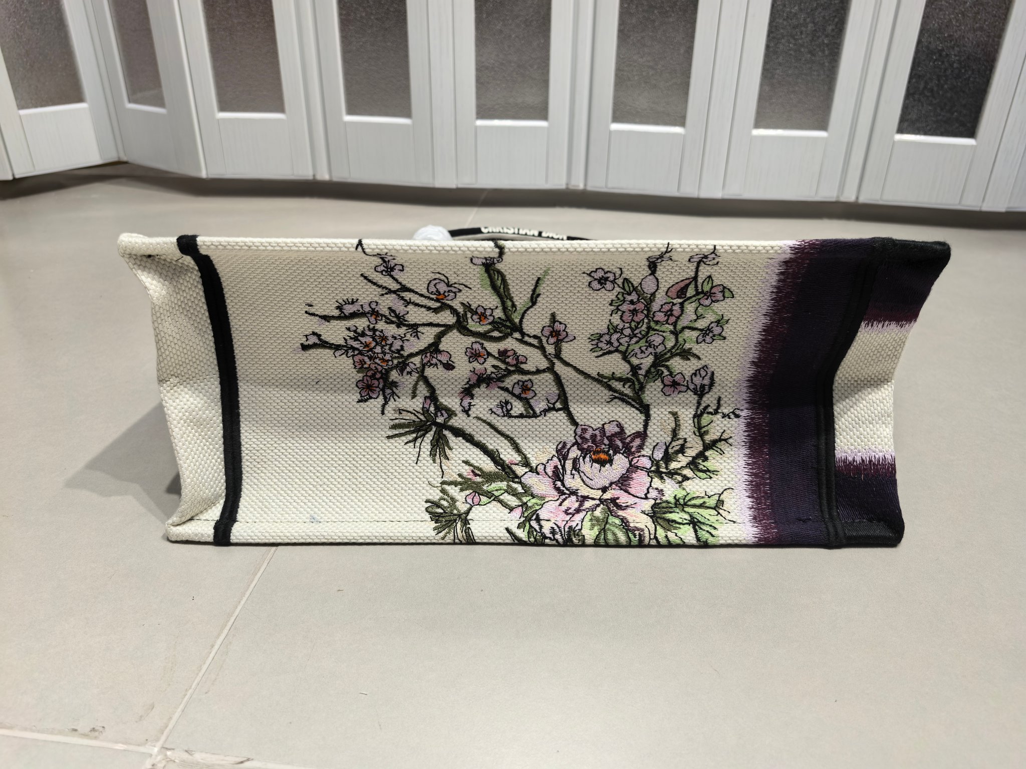 Book Tote 手袋由 Dior 女装创意总监玛丽亚·嘉茜娅·蔻丽 (Maria Grazia Ch Book Tote 手袋由 Dior 女装创意总监玛丽亚·嘉茜娅·蔻丽 (Maria Grazia Ch