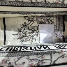 Book Tote 手袋由 Dior 女装创意总监玛丽亚·嘉茜娅·蔻丽 (Maria Grazia Ch Book Tote 手袋由 Dior 女装创意总监玛丽亚·嘉茜娅·蔻丽 (Maria Grazia Ch