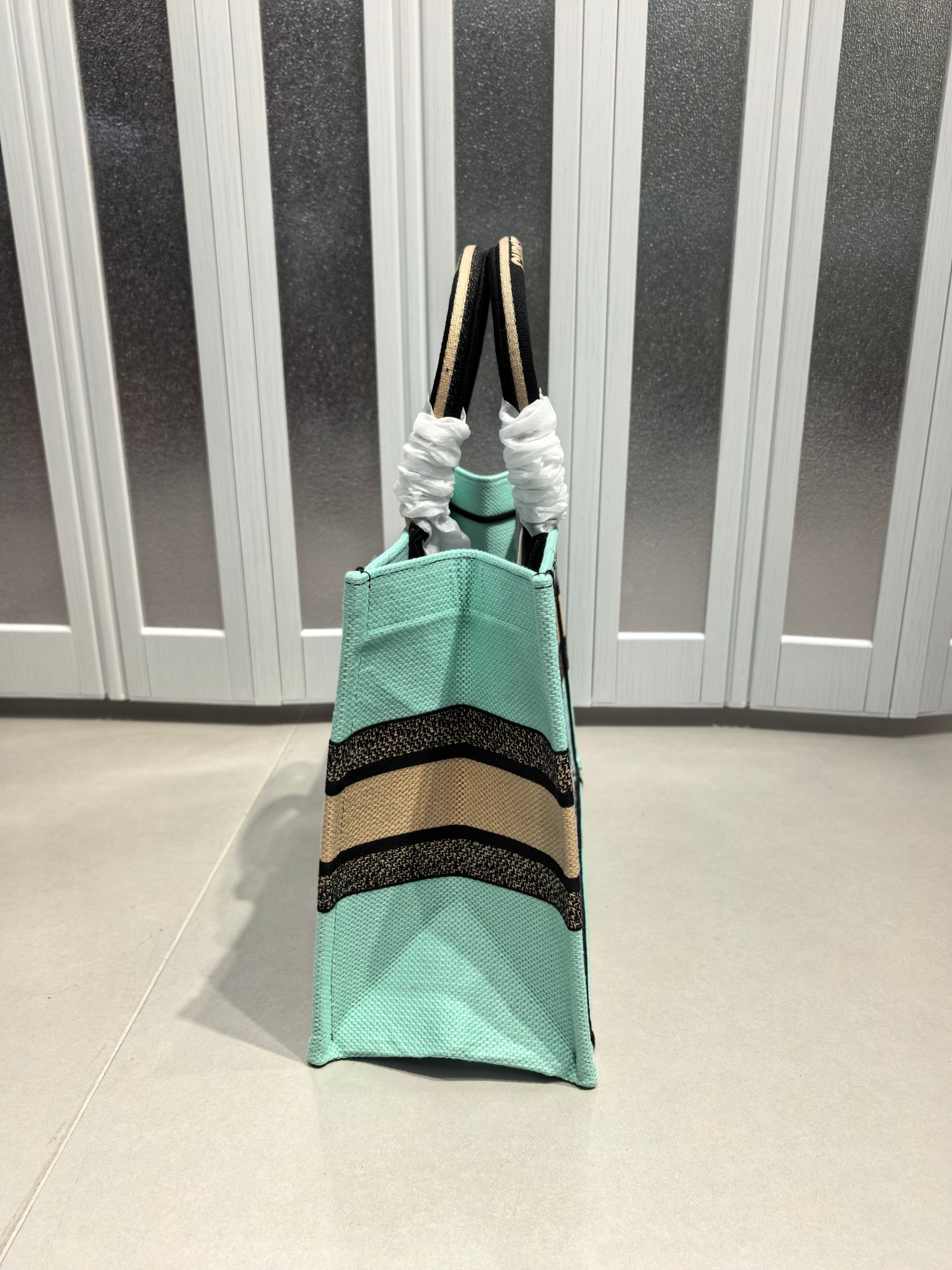 Book Tote 手袋由 Dior 女装创意总监玛丽亚·嘉茜娅·蔻丽 (Maria Grazia Ch