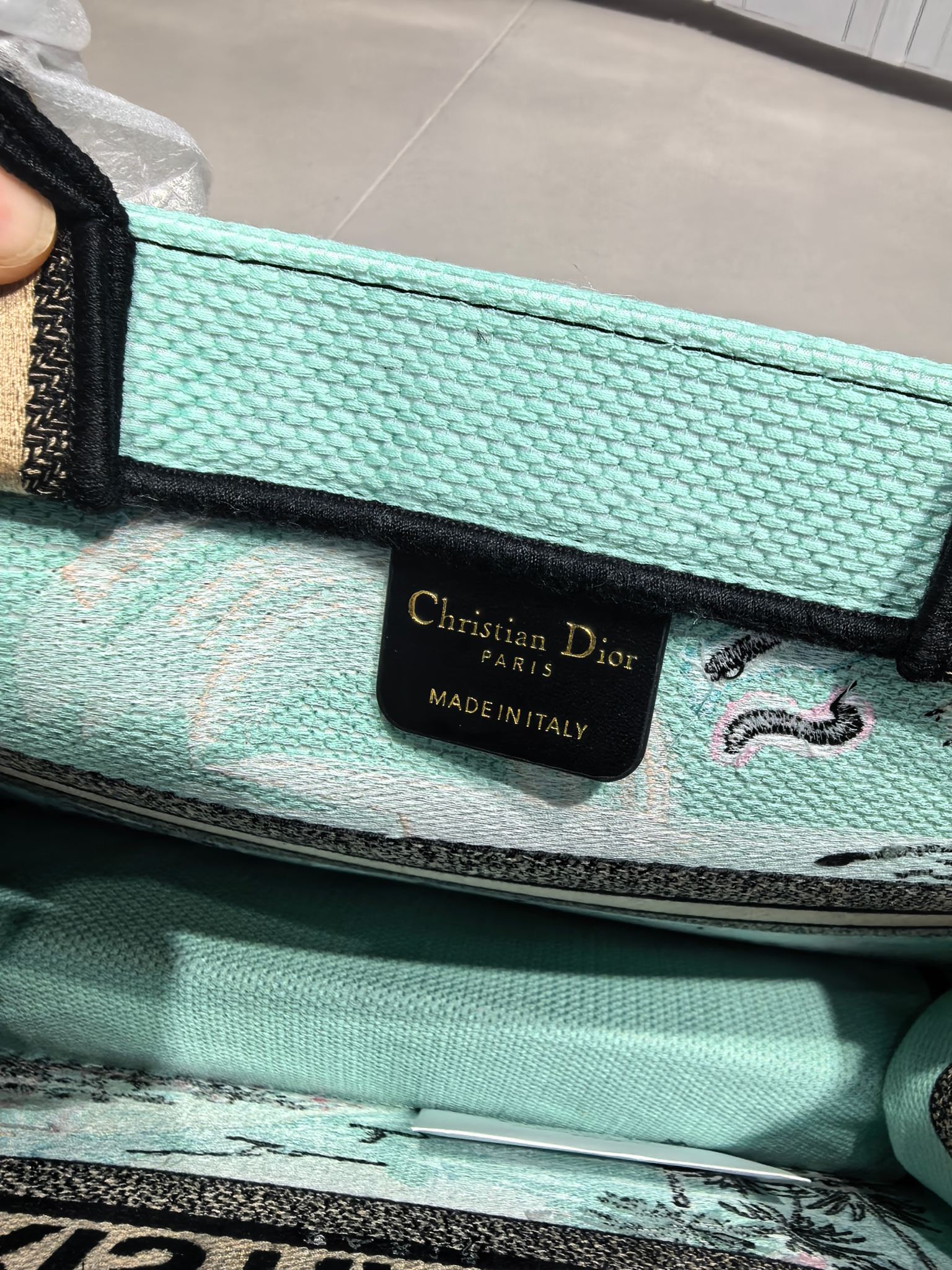 Book Tote 手袋由 Dior 女装创意总监玛丽亚·嘉茜娅·蔻丽 (Maria Grazia Ch