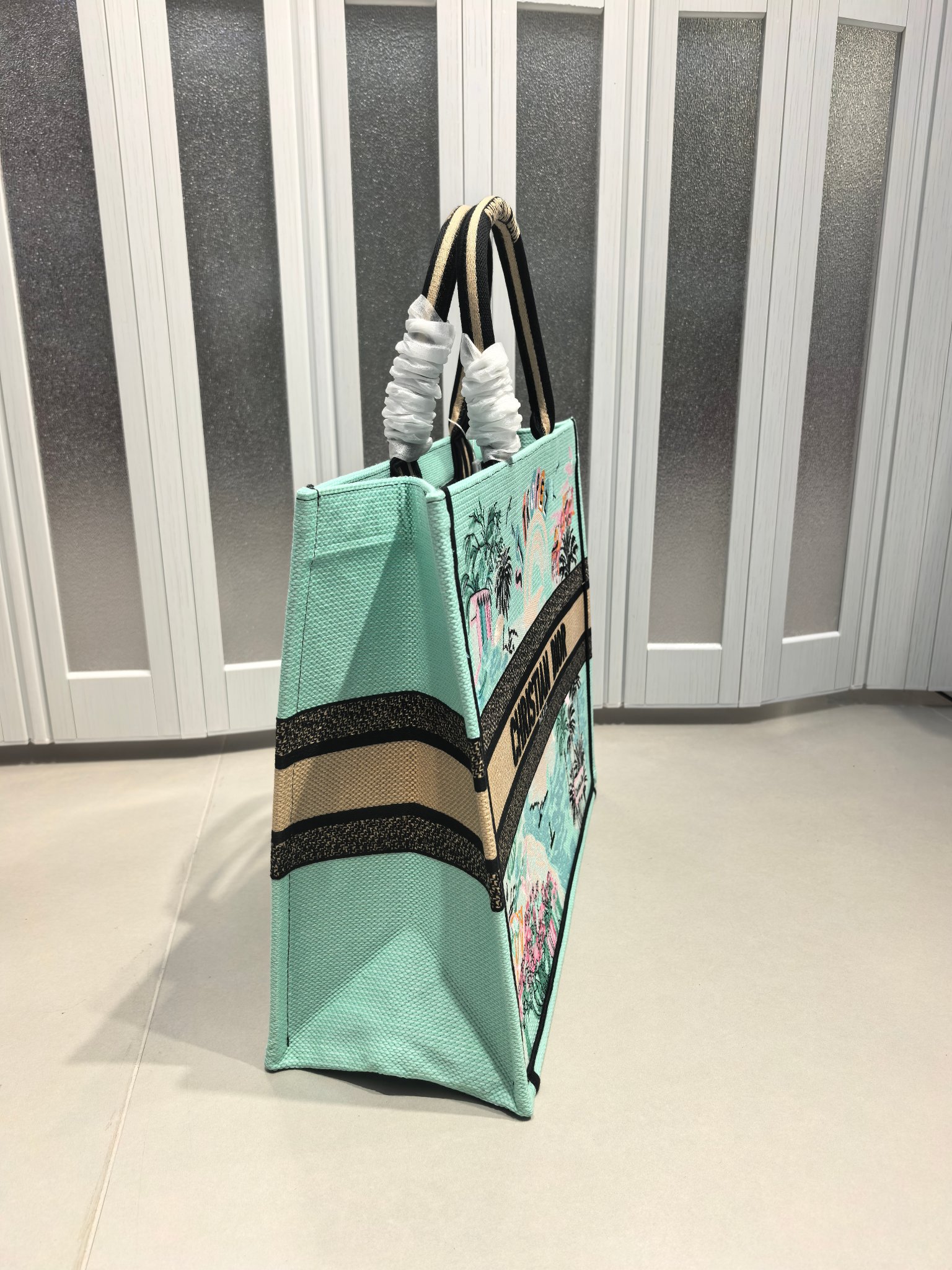 Book Tote 手袋由 Dior 女装创意总监玛丽亚·嘉茜娅·蔻丽 (Maria Grazia Ch
