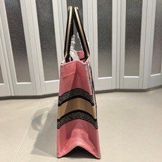 Book Tote 手袋由 Dior 女装创意总监玛丽亚·嘉茜娅·蔻丽 (Maria Grazia Ch Book Tote 手袋由 Dior 女装创意总监玛丽亚·嘉茜娅·蔻丽 (Maria Grazia Ch