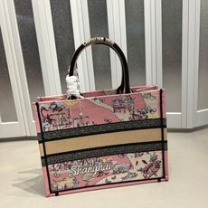 Book Tote 手袋由 Dior 女装创意总监玛丽亚·嘉茜娅·蔻丽 (Maria Grazia Ch Book Tote 手袋由 Dior 女装创意总监玛丽亚·嘉茜娅·蔻丽 (Maria Grazia Ch