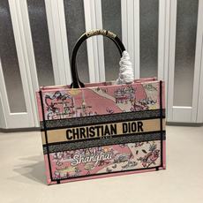 Book Tote 手袋由 Dior 女装创意总监玛丽亚·嘉茜娅·蔻丽 (Maria Grazia Ch Book Tote 手袋由 Dior 女装创意总监玛丽亚·嘉茜娅·蔻丽 (Maria Grazia Ch