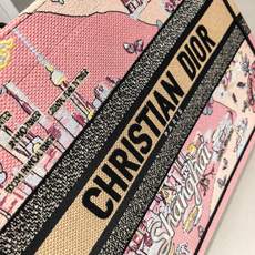 Book Tote 手袋由 Dior 女装创意总监玛丽亚·嘉茜娅·蔻丽 (Maria Grazia Ch Book Tote 手袋由 Dior 女装创意总监玛丽亚·嘉茜娅·蔻丽 (Maria Grazia Ch