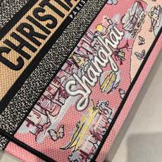 Book Tote 手袋由 Dior 女装创意总监玛丽亚·嘉茜娅·蔻丽 (Maria Grazia Ch Book Tote 手袋由 Dior 女装创意总监玛丽亚·嘉茜娅·蔻丽 (Maria Grazia Ch