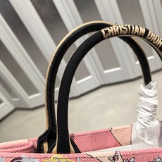 Book Tote 手袋由 Dior 女装创意总监玛丽亚·嘉茜娅·蔻丽 (Maria Grazia Ch Book Tote 手袋由 Dior 女装创意总监玛丽亚·嘉茜娅·蔻丽 (Maria Grazia Ch