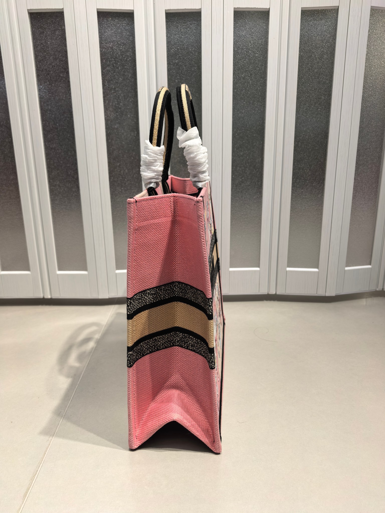 Book Tote 手袋由 Dior 女装创意总监玛丽亚·嘉茜娅·蔻丽 (Maria Grazia Ch
