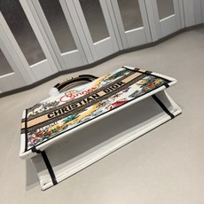 Book Tote 手袋由 Dior 女装创意总监玛丽亚·嘉茜娅·蔻丽 (Maria Grazia Ch Book Tote 手袋由 Dior 女装创意总监玛丽亚·嘉茜娅·蔻丽 (Maria Grazia Ch