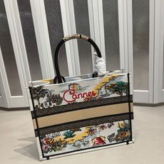 Book Tote 手袋由 Dior 女装创意总监玛丽亚·嘉茜娅·蔻丽 (Maria Grazia Ch Book Tote 手袋由 Dior 女装创意总监玛丽亚·嘉茜娅·蔻丽 (Maria Grazia Ch