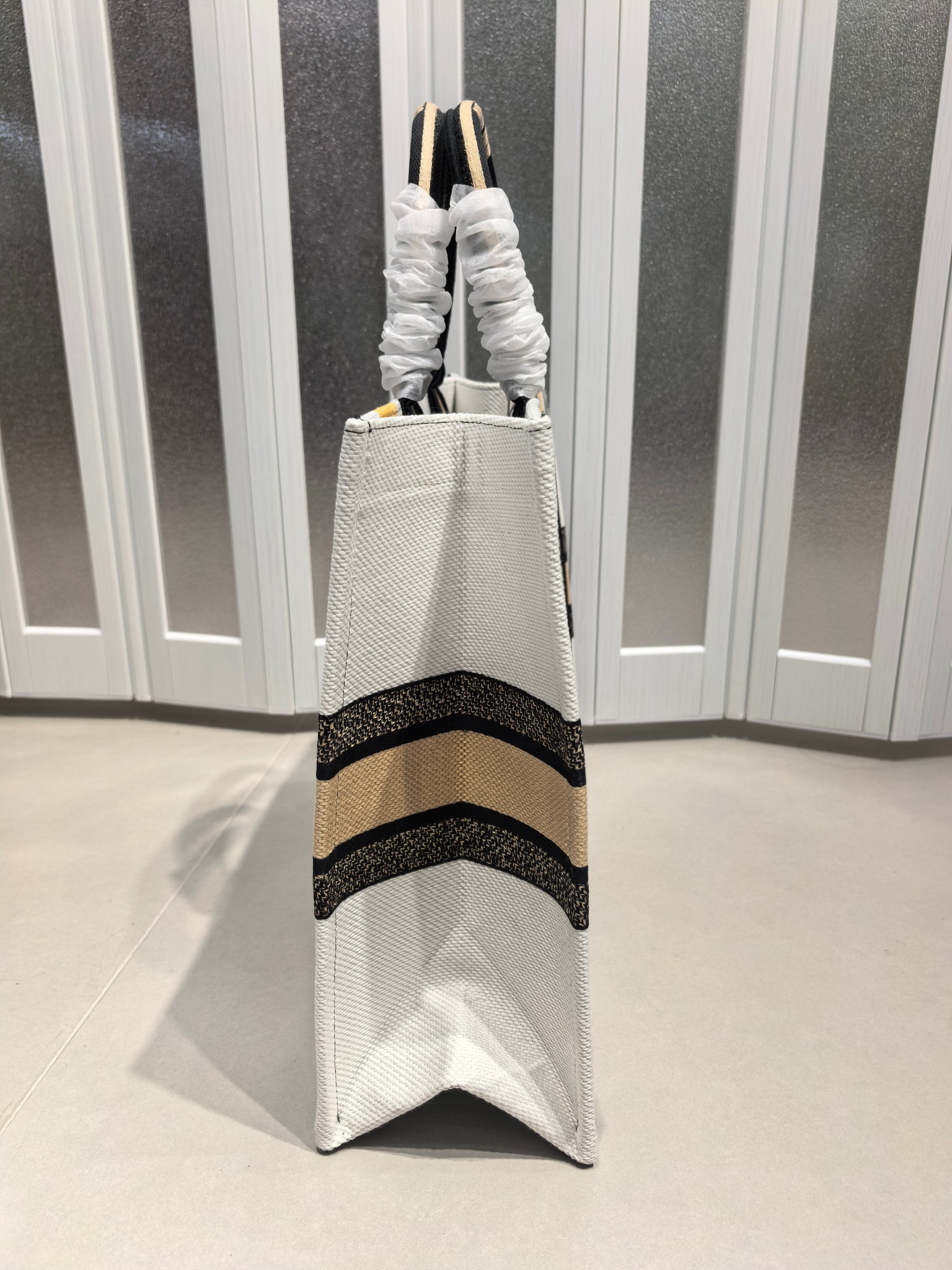 Book Tote 手袋由 Dior 女装创意总监玛丽亚·嘉茜娅·蔻丽 (Maria Grazia Ch Book Tote 手袋由 Dior 女装创意总监玛丽亚·嘉茜娅·蔻丽 (Maria Grazia Ch