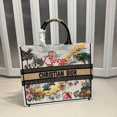 Book Tote 手袋由 Dior 女装创意总监玛丽亚·嘉茜娅·蔻丽 (Maria Grazia Ch Book Tote 手袋由 Dior 女装创意总监玛丽亚·嘉茜娅·蔻丽 (Maria Grazia Ch