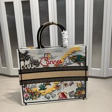 Book Tote 手袋由 Dior 女装创意总监玛丽亚·嘉茜娅·蔻丽 (Maria Grazia Ch Book Tote 手袋由 Dior 女装创意总监玛丽亚·嘉茜娅·蔻丽 (Maria Grazia Ch