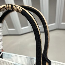 Book Tote 手袋由 Dior 女装创意总监玛丽亚·嘉茜娅·蔻丽 (Maria Grazia Ch Book Tote 手袋由 Dior 女装创意总监玛丽亚·嘉茜娅·蔻丽 (Maria Grazia Ch