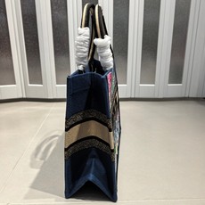 Book Tote 手袋由 Dior 女装创意总监玛丽亚·嘉茜娅·蔻丽 (Maria Grazia Ch Book Tote 手袋由 Dior 女装创意总监玛丽亚·嘉茜娅·蔻丽 (Maria Grazia Ch