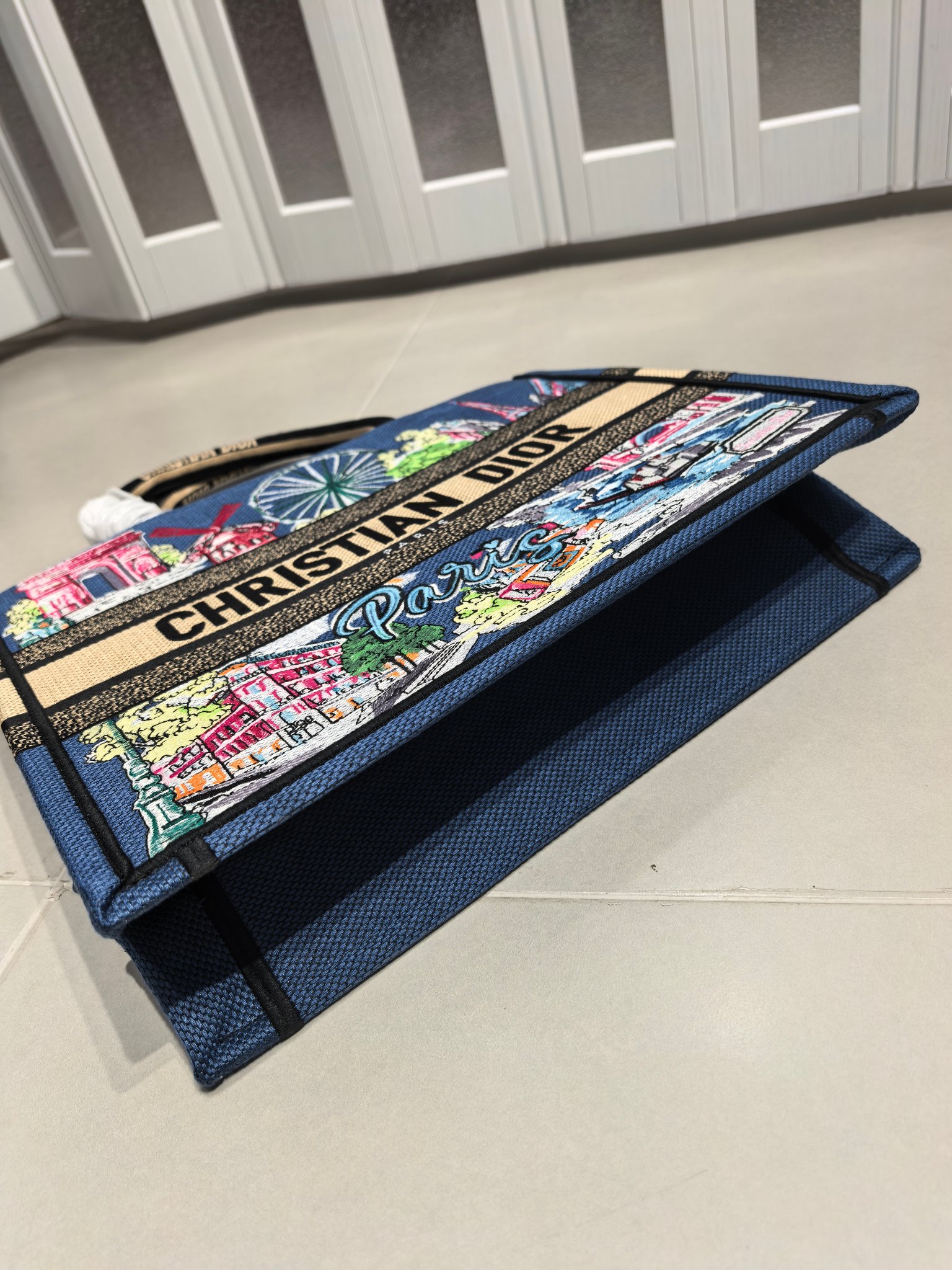 Book Tote 手袋由 Dior 女装创意总监玛丽亚·嘉茜娅·蔻丽 (Maria Grazia Ch Book Tote 手袋由 Dior 女装创意总监玛丽亚·嘉茜娅·蔻丽 (Maria Grazia Ch