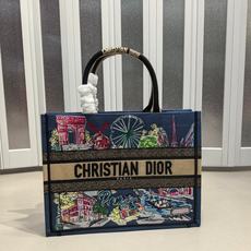 Book Tote 手袋由 Dior 女装创意总监玛丽亚·嘉茜娅·蔻丽 (Maria Grazia Ch Book Tote 手袋由 Dior 女装创意总监玛丽亚·嘉茜娅·蔻丽 (Maria Grazia Ch