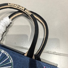 Book Tote 手袋由 Dior 女装创意总监玛丽亚·嘉茜娅·蔻丽 (Maria Grazia Ch Book Tote 手袋由 Dior 女装创意总监玛丽亚·嘉茜娅·蔻丽 (Maria Grazia Ch