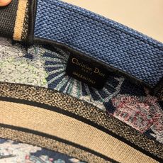 Book Tote 手袋由 Dior 女装创意总监玛丽亚·嘉茜娅·蔻丽 (Maria Grazia Ch Book Tote 手袋由 Dior 女装创意总监玛丽亚·嘉茜娅·蔻丽 (Maria Grazia Ch