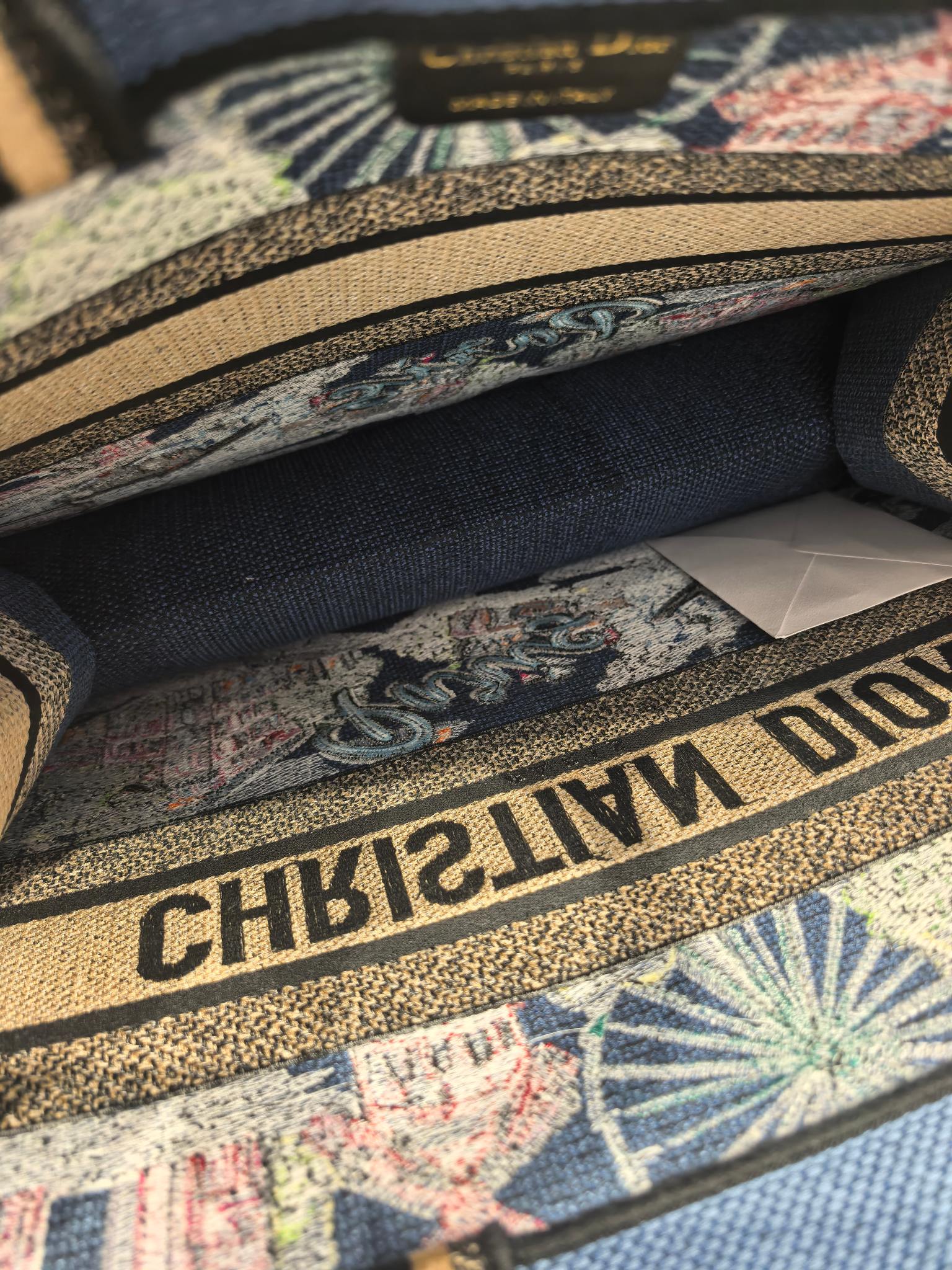 Book Tote 手袋由 Dior 女装创意总监玛丽亚·嘉茜娅·蔻丽 (Maria Grazia Ch Book Tote 手袋由 Dior 女装创意总监玛丽亚·嘉茜娅·蔻丽 (Maria Grazia Ch