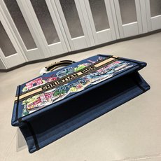 Book Tote 手袋由 Dior 女装创意总监玛丽亚·嘉茜娅·蔻丽 (Maria Grazia Ch Book Tote 手袋由 Dior 女装创意总监玛丽亚·嘉茜娅·蔻丽 (Maria Grazia Ch