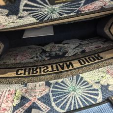 Book Tote 手袋由 Dior 女装创意总监玛丽亚·嘉茜娅·蔻丽 (Maria Grazia Ch Book Tote 手袋由 Dior 女装创意总监玛丽亚·嘉茜娅·蔻丽 (Maria Grazia Ch