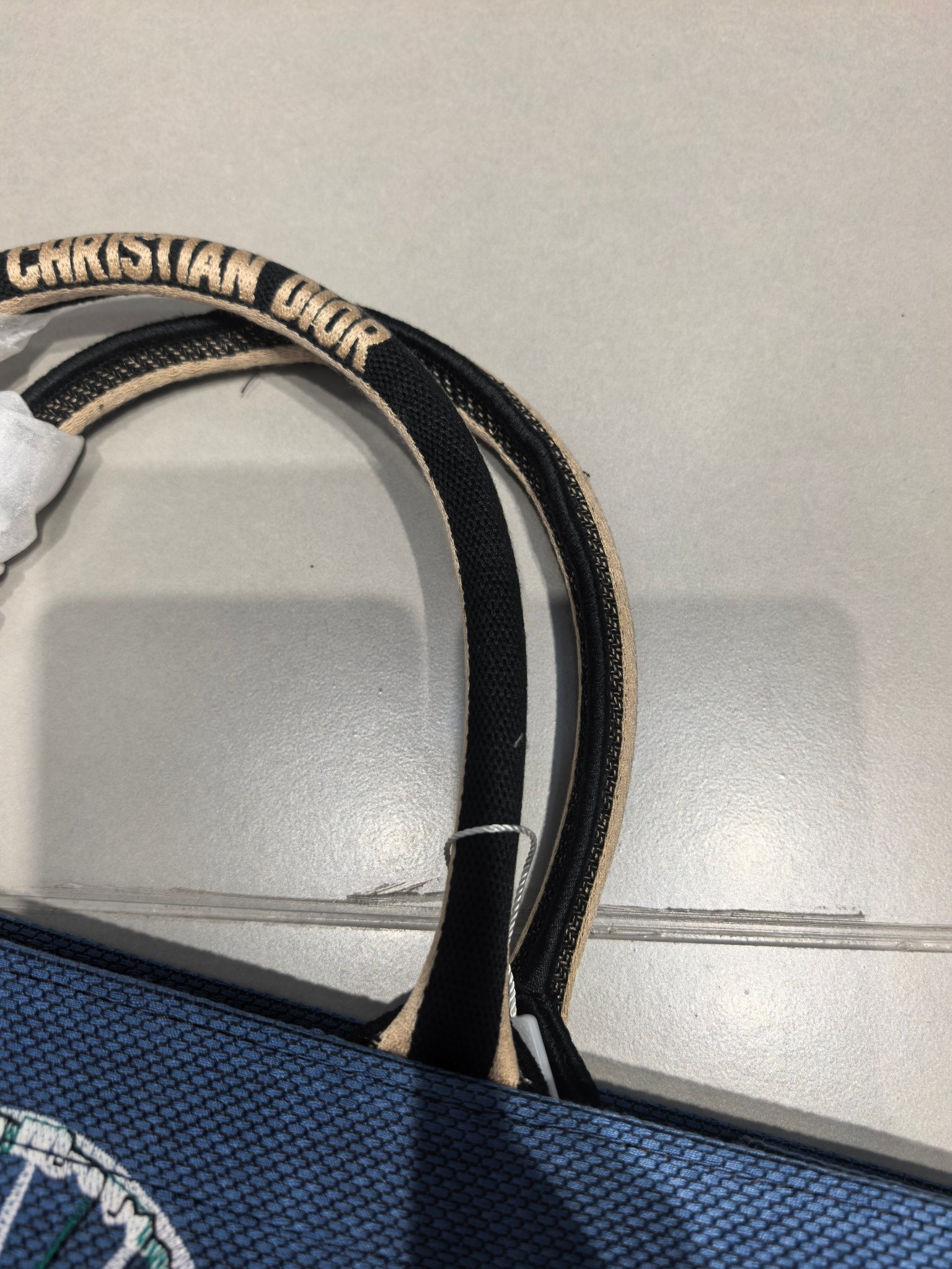 Book Tote 手袋由 Dior 女装创意总监玛丽亚·嘉茜娅·蔻丽 (Maria Grazia Ch Book Tote 手袋由 Dior 女装创意总监玛丽亚·嘉茜娅·蔻丽 (Maria Grazia Ch