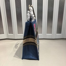 Book Tote 手袋由 Dior 女装创意总监玛丽亚·嘉茜娅·蔻丽 (Maria Grazia Ch Book Tote 手袋由 Dior 女装创意总监玛丽亚·嘉茜娅·蔻丽 (Maria Grazia Ch