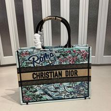 Book Tote 手袋由 Dior 女装创意总监玛丽亚·嘉茜娅·蔻丽 (Maria Grazia Ch Book Tote 手袋由 Dior 女装创意总监玛丽亚·嘉茜娅·蔻丽 (Maria Grazia Ch
