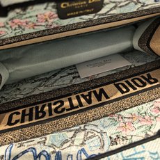 Book Tote 手袋由 Dior 女装创意总监玛丽亚·嘉茜娅·蔻丽 (Maria Grazia Ch Book Tote 手袋由 Dior 女装创意总监玛丽亚·嘉茜娅·蔻丽 (Maria Grazia Ch