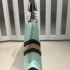 Book Tote 手袋由 Dior 女装创意总监玛丽亚·嘉茜娅·蔻丽 (Maria Grazia Ch Book Tote 手袋由 Dior 女装创意总监玛丽亚·嘉茜娅·蔻丽 (Maria Grazia Ch