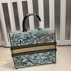Book Tote 手袋由 Dior 女装创意总监玛丽亚·嘉茜娅·蔻丽 (Maria Grazia Ch Book Tote 手袋由 Dior 女装创意总监玛丽亚·嘉茜娅·蔻丽 (Maria Grazia Ch