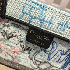 Book Tote 手袋由 Dior 女装创意总监玛丽亚·嘉茜娅·蔻丽 (Maria Grazia Ch Book Tote 手袋由 Dior 女装创意总监玛丽亚·嘉茜娅·蔻丽 (Maria Grazia Ch