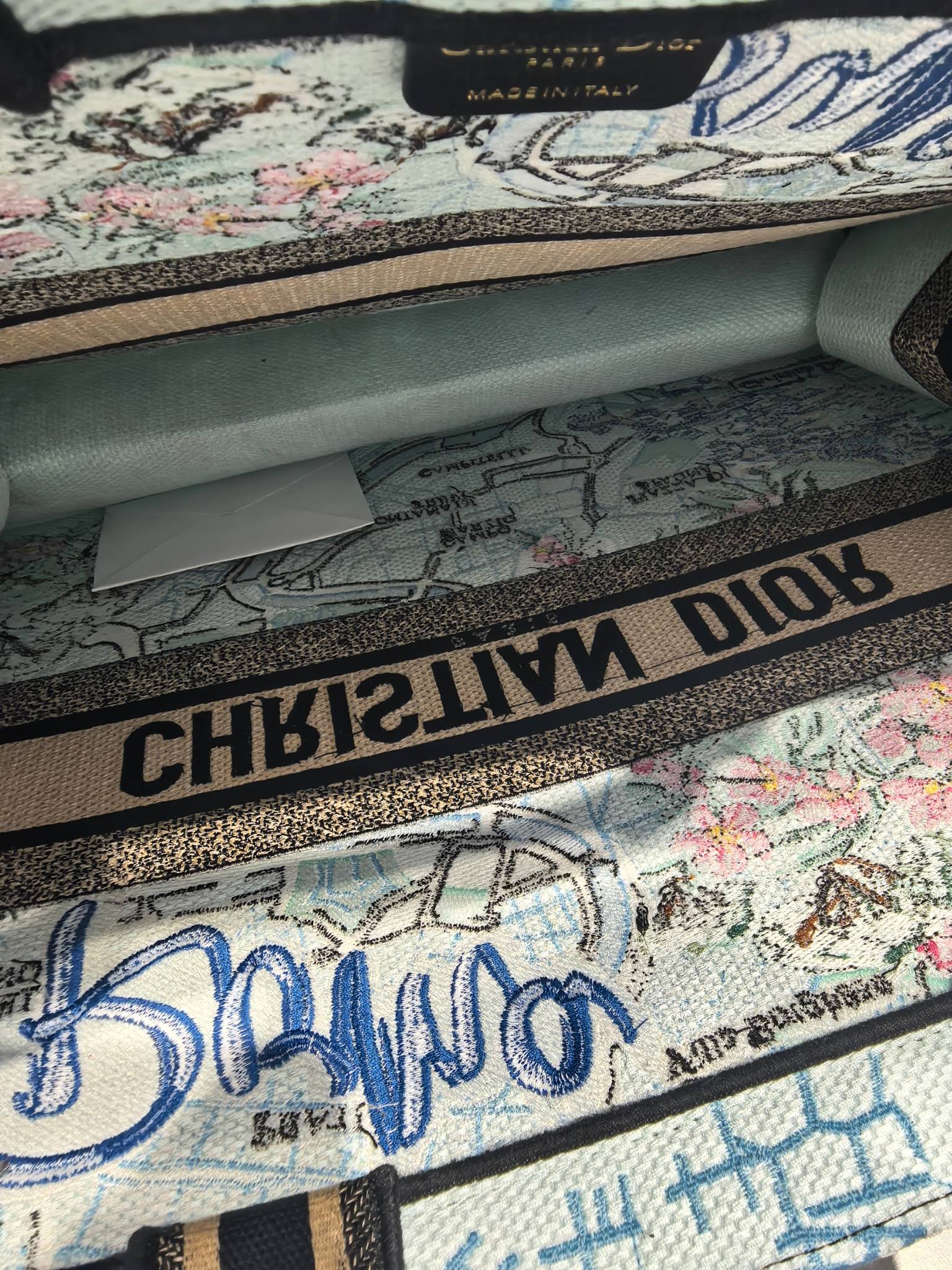 Book Tote 手袋由 Dior 女装创意总监玛丽亚·嘉茜娅·蔻丽 (Maria Grazia Ch Book Tote 手袋由 Dior 女装创意总监玛丽亚·嘉茜娅·蔻丽 (Maria Grazia Ch