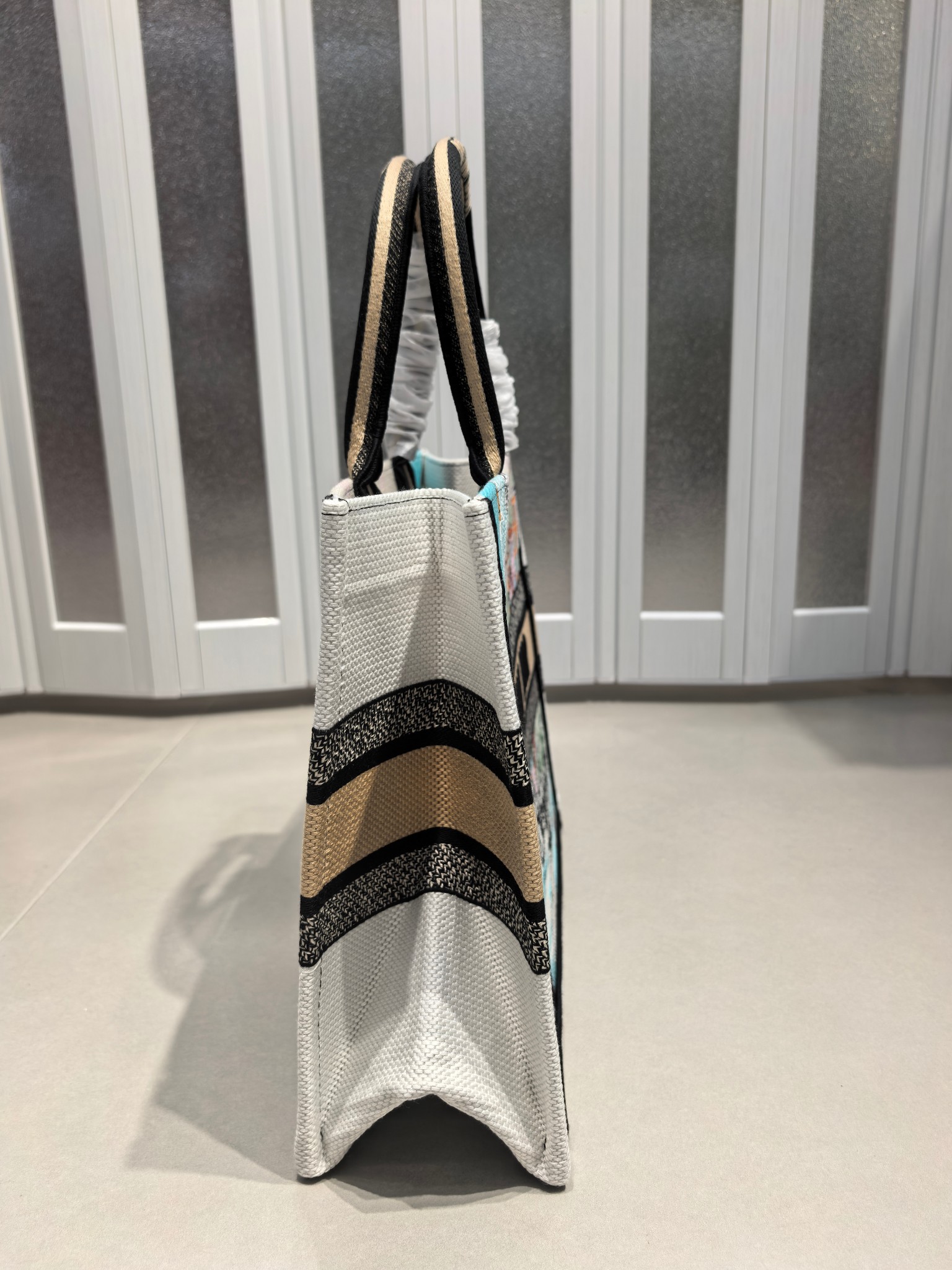 Book Tote 手袋由 Dior 女装创意总监玛丽亚·嘉茜娅·蔻丽 (Maria Grazia Ch